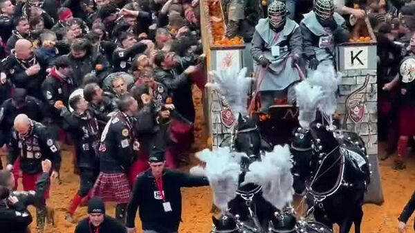 Des milliers d’oranges lancées dans une ville italienne pour clore le carnaval - Sputnik Afrique