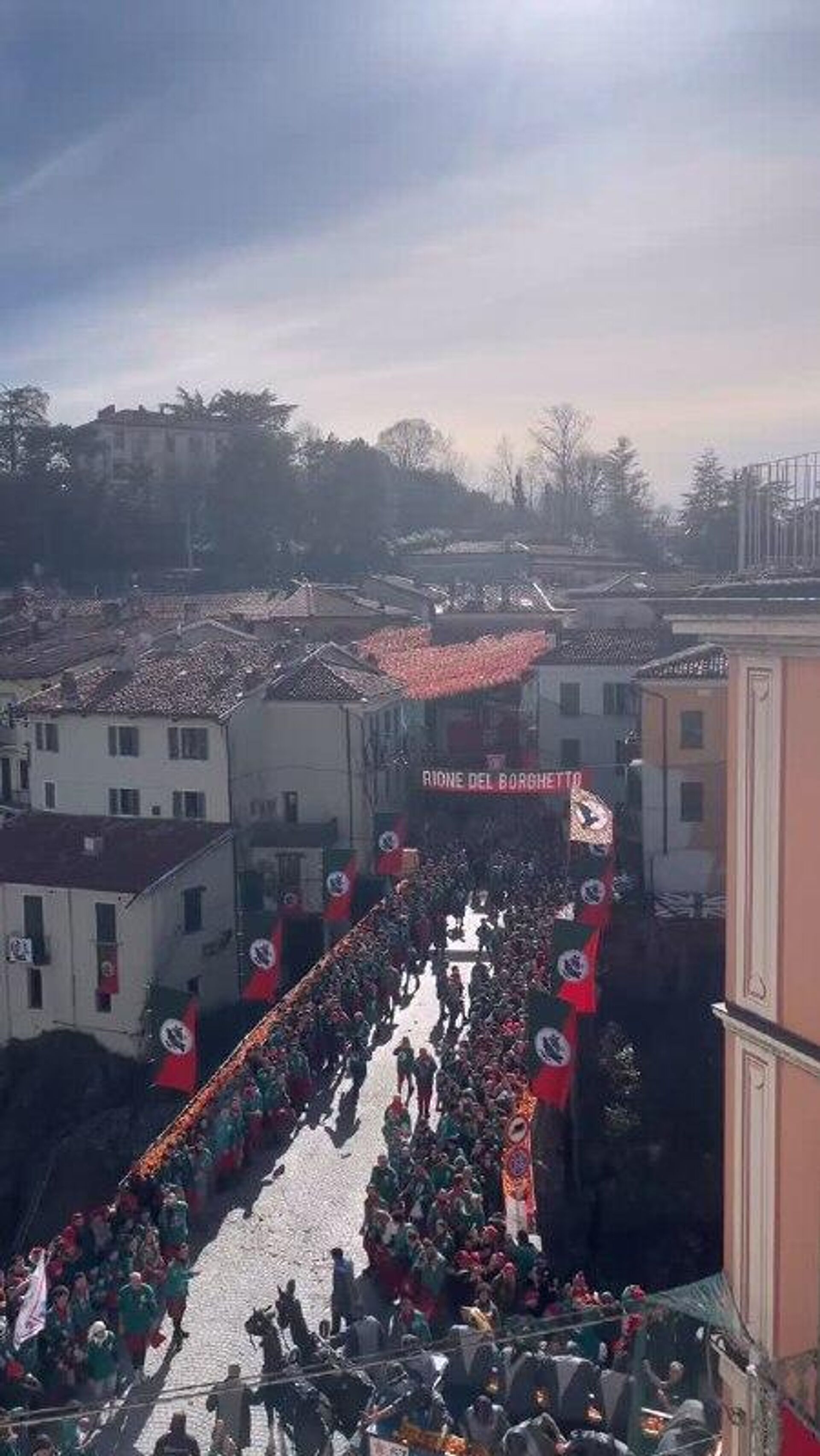 Des milliers d’oranges lancées dans une ville italienne pour clore le carnaval - Sputnik Afrique, 1920, 17.02.2026