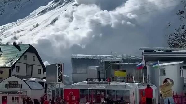 Une puissante avalanche de neige a déferlé dans la région russe du Caucase - Sputnik Afrique