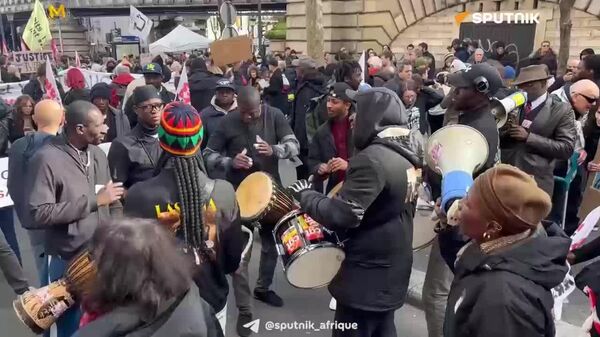 Justice pour El Hacen: des centaines de Parisiens manifestent pour dénoncer les violences policières - Sputnik Afrique