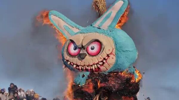 Une poupée Labubu géante a été brûlée dans une région russe à l’occasion de la Semaine grasse - Sputnik Afrique