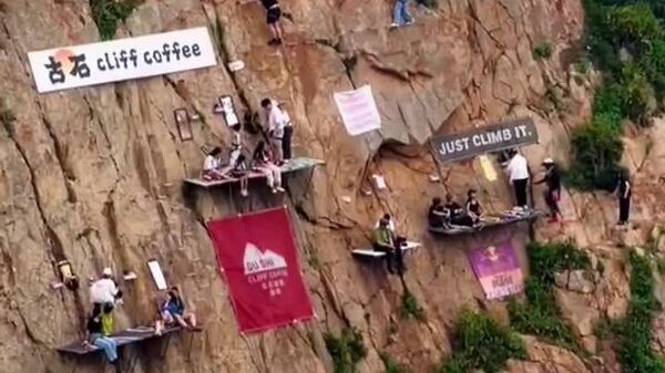 ‍ Un café perché sur une falaise a fait le buzz sur les réseaux sociaux chinois pendant les vacances du Nouvel An - Sputnik Afrique
