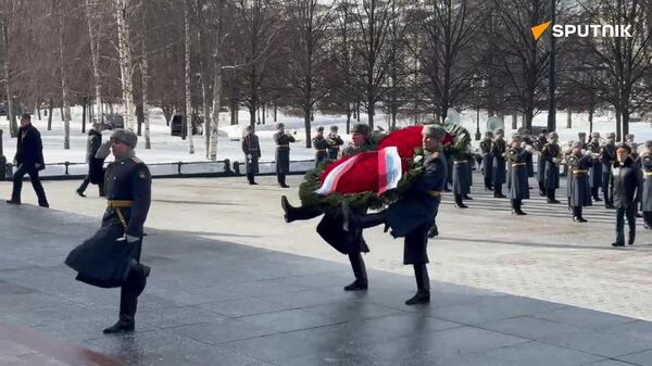 Putin Lays Wreath at Tomb of Unknown Soldier at Kremlin on Defender of Fatherland Day - Sputnik Africa