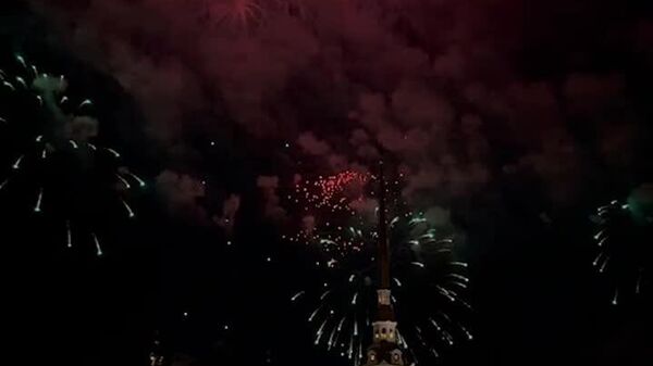 Des feux d'artifice ont illuminé le ciel de Saint-Pétersbourg en l'honneur de la Journée du Défenseur de la Patrie - Sputnik Afrique