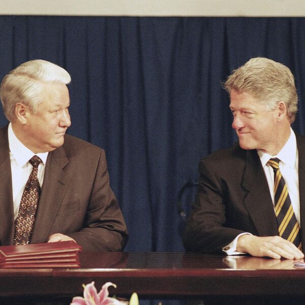 Le Président américain Bill Clinton (à droite) et le Président russe Boris Eltsine (à gauche) se regardent après la cérémonie de signature du Traité de non-prolifération des armes nucléaires à Budapest, le 5 décembre 1994, premier jour du sommet de deux jours de la CSCE en Hongrie - Sputnik Afrique