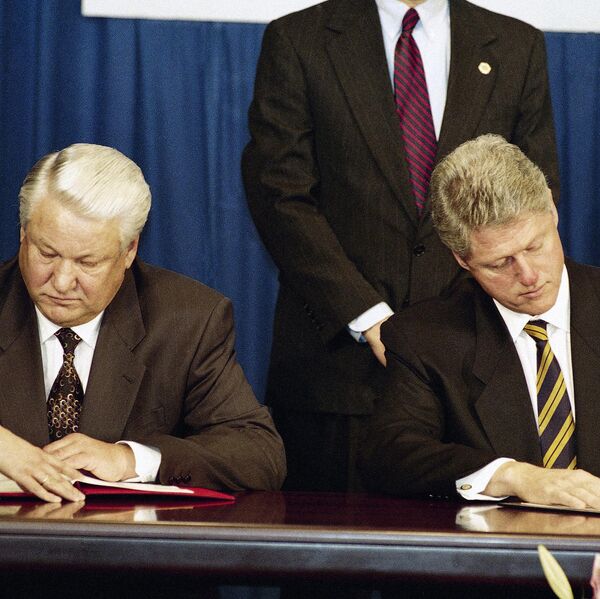Le Président américain Bill Clinton (à droite) et le Président russe Boris Eltsine (à gauche) signent le Traité de non-prolifération à Budapest, le 5 décembre 1994 - Sputnik Afrique