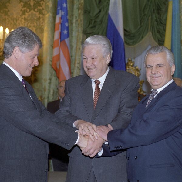 Les Présidents Clinton (États-Unis), Eltsine (Russie) et Kravtchouk (Ukraine) après la signature de la déclaration trilatérale à Moscou le 14 janvier 1994 - Sputnik Afrique