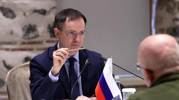 Vladimir Medinsky, conseiller du président russe, dirige la délégation russe lors des pourparplers entre la Russie et l’Ukraine. Mars 2022 - Sputnik Afrique