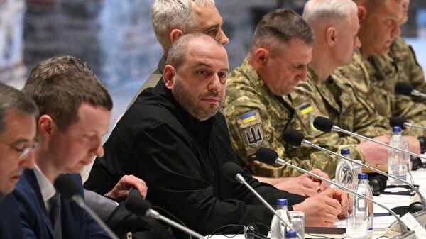 Le ministre ukrainien de la Défense, Roustem Oumerov (au centre), lors de pourparlers entre les délégations russe et ukrainienne à Istanbul. Mai 2025 - Sputnik Afrique