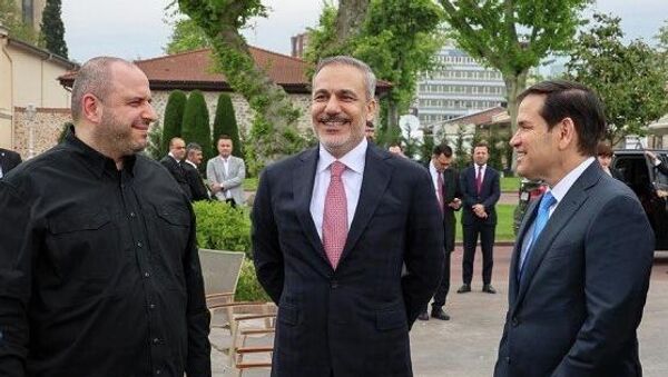 Le ministre ukrainien de la Défense, le ministre turc des Affaires étrangères et le secrétaire d'État américain (de gauche à droite), avant le début des pourparlers trilatéraux entre les délégations turque, américaine et ukrainienne à Istanbul. Mai 2025 - Sputnik Afrique