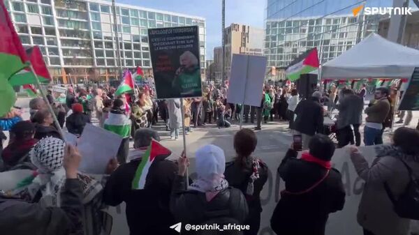 Des Parisiens manifestent en faveur d'une éminente militante pro-palestinienne, accusée d'apologie du terrorisme - Sputnik Afrique