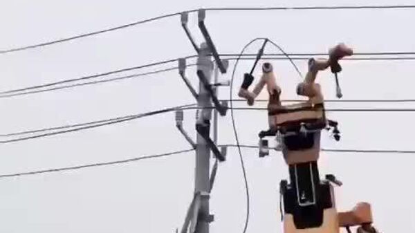 #viral | Sky-High Precision: China’s Dual-Arm Robot Fixes Dangerous Power Lines With Ease - Sputnik Africa
