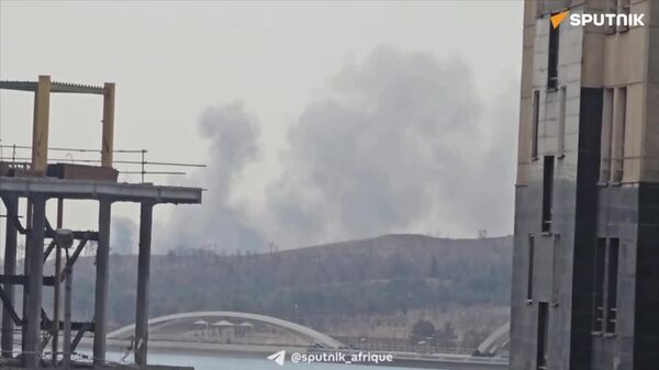 De la fumée s'élève d'un site militaire touché par une frappe à l'ouest de Téhéran , rapporte un correspondant de Sputnik - Sputnik Afrique