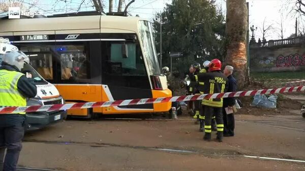 #viral | Tram Derails & Crashes Into Building in Milan - Sputnik Africa