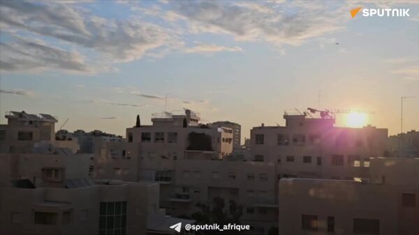 Les bombardements iraniens empêchent les habitants de Tel-Aviv de quitter leurs abris anti-bombes depuis plus d'une heure - Sputnik Afrique