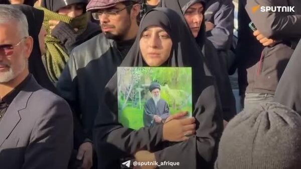 Des habitants se rassemblent sur la place de la Révolution (Enghelab) à Téhéran pour pleurer la mort de Khamenei - Sputnik Afrique