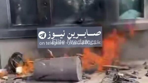 The US Consulate in Karachi, Pakistan, has been set on fire and destroyed amid escalating regional tensions following the death of Iran's Supreme Leader - Sputnik Africa