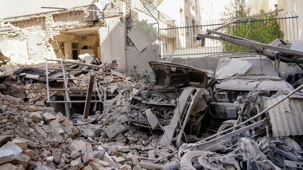 Des décombres subsistent après une frappe israélo-américaine à Téhéran, en Iran, le samedi 28 février 2026. - Sputnik Afrique