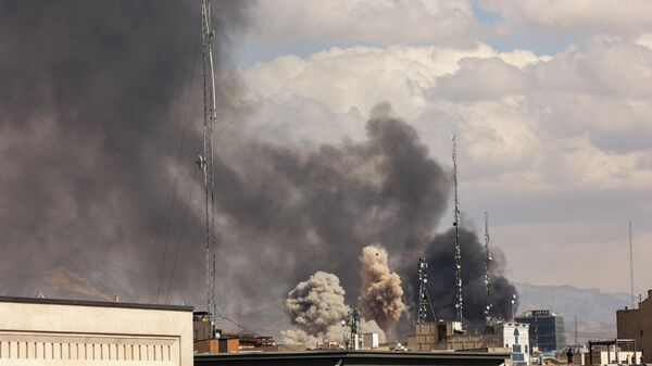 De la fumée s'élève après une explosion suite aux frappes israéliennes et américaines contre l'Iran, à Téhéran le 1er mars 2026. - Sputnik Afrique