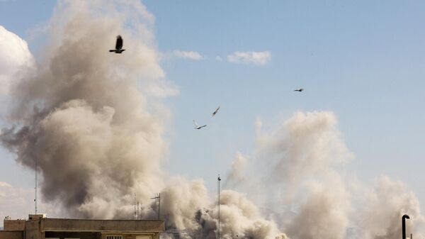 De la fumée s'élève après une explosion survenue à Téhéran, en Iran, le 1er mars 2026, suite à des frappes israéliennes et américaines contre l'Iran. - Sputnik Afrique