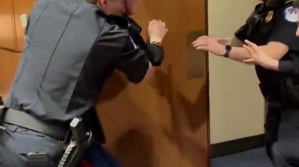 Personne ne veut se battre pour Israël!: un ancien Marine américain a été expulsé du Sénat US pour avoir protesté contre la guerre en Iran - Sputnik Afrique