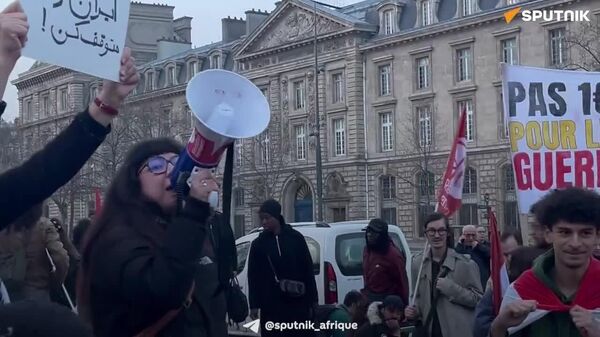 Pas un sou pour leur sale guerre: des Français manifestent contre les attaques israélo-US sur l'Iran - Sputnik Afrique