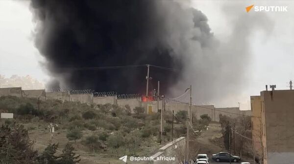 ▶ Le site de stockage de pétrole de Shahran après une frappe nocturne à Téhéran dans une vidéo de Sputnik - Sputnik Afrique