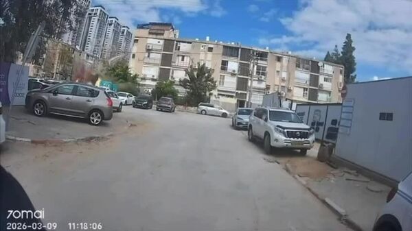 Moment de la frappe d'un missile iranien à Tel-Aviv, ce 9 mars - Sputnik Afrique