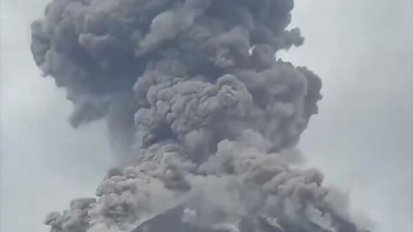 #viral | Massive Gas & Ash Column Rises One Kilometer High as Reventador Volcano Erupts in Ecuador - Sputnik Africa
