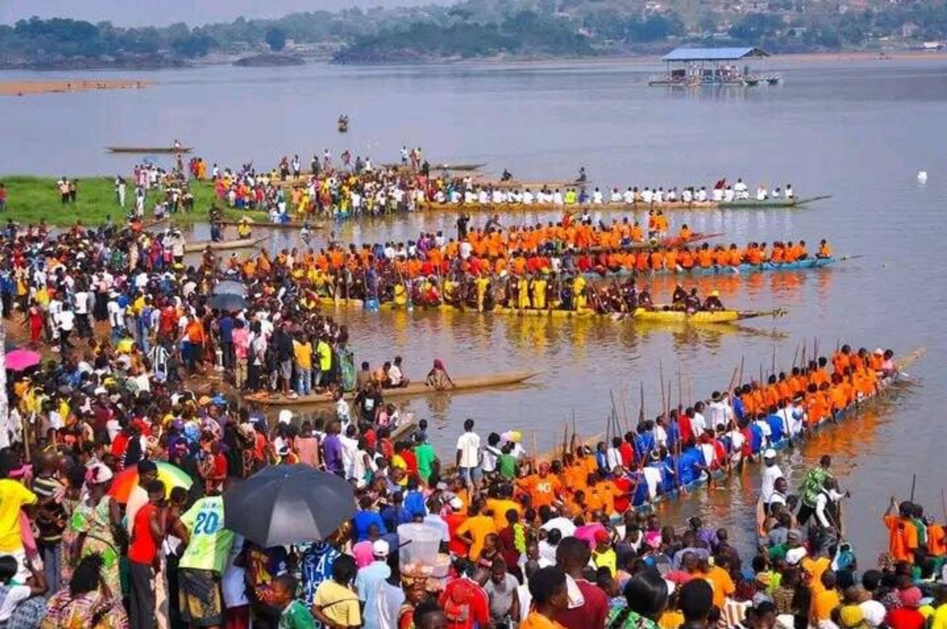 Des pagaies plutôt que des marches: les femmes de Centrafrique ont organisé des courses de pirogues - Sputnik Afrique, 1920, 09.03.2026