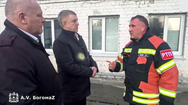 Le gouverneur de la région de Briansk (deuxième à gauche) s'est rendu sur les lieux de l'attaque ukrainienne - Sputnik Afrique