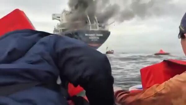 Des marins thaïlandais quittent leur bateau en flammes attaqué par un drone iranien dans le détroit d'Ormuz - Sputnik Afrique