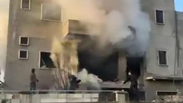 Un immeuble résidentiel à Bar Elias, au Liban, a été ciblé lors d’une frappe israélienne ce matin - Sputnik Afrique