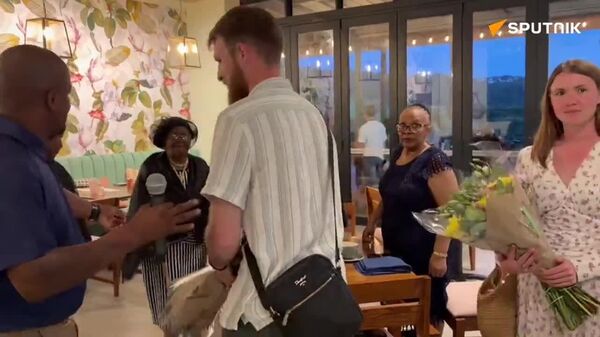 Sputnik Africa Meets Zulu Royal Family, Presents Flowers to Queen Matriarch and Princesses - Sputnik Africa