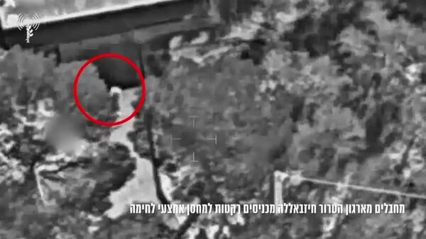 L'armée israélienne frappe des cellules du Hezbollah et un dépôt d'armes dans le village d'Al-Majdal, au sud du Liban, images de Tsahal - Sputnik Afrique