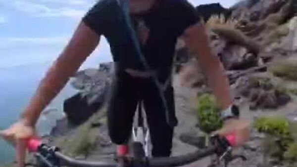 À une minute du drame: cette jeune fille évite de justesse la chute d'une falaise - Sputnik Afrique