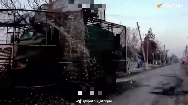 Un véhicule blindé MaxxPro ukrainien détruit par un drone russe - Sputnik Afrique