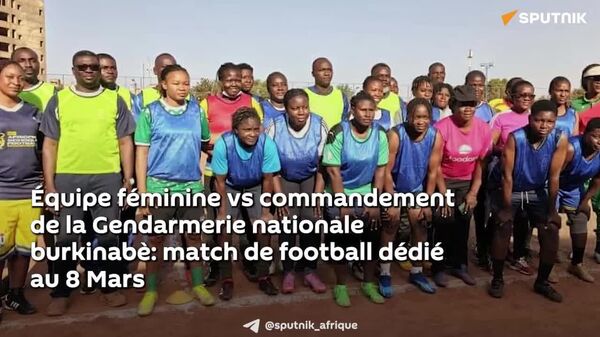 Nous ne ressentons pas de différence de genre: l’équipe féminine de la gendarmerie burkinabè bat les hommes lors d’un match du football - Sputnik Afrique
