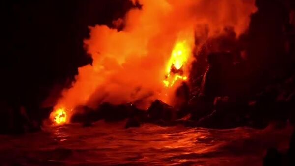 La lave du Piton de la Fournaise ( Île de La Réunion) a atteint l'océan Indien - Sputnik Afrique