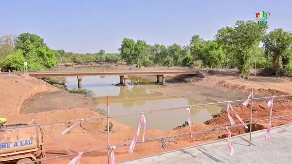 Visite surprise du Premier ministre pour suivre l’avancement des travaux sur un pont au Burkina Faso - Sputnik Afrique