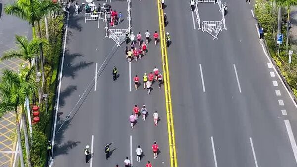 #viral | Chinese Traffic Police Choreograph Safe Crossing at Marathon - Sputnik Africa