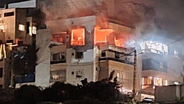 ▶ L'armée israélienne a frappé un immeuble résidentiel à Aramoun, situé à environ 20 kilomètres au sud-est de l'aéroport de Beyrouth - Sputnik Afrique