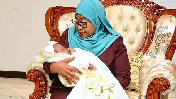 Les enfants sont notre avenir: la Présidente de la Tanzanie adopte un bébé abandonné - Sputnik Afrique