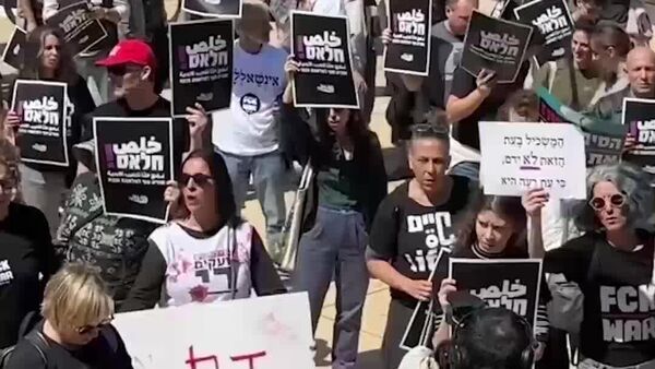 Des militants réunis à Tel-Aviv pour protester contre les actions militaires américano-israéliennes - Sputnik Afrique