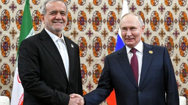 12 décembre 2025. Le président russe Vladimir Poutine et le président iranien Massoud Pezeshkian (à gauche) lors d'une rencontre à Achgabat - Sputnik Afrique