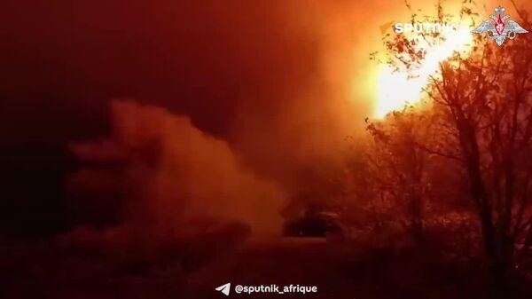 ▶ L'artillerie russe frappe fort: le groupement de troupes Est détruit un rassemblement de militaires des forces armées ukrainiennes ▶ L'artillerie russe frappe fort: le groupement de troupes Est détruit un rassemblement de militaires des forces armées ukrainiennes - Sputnik Afrique