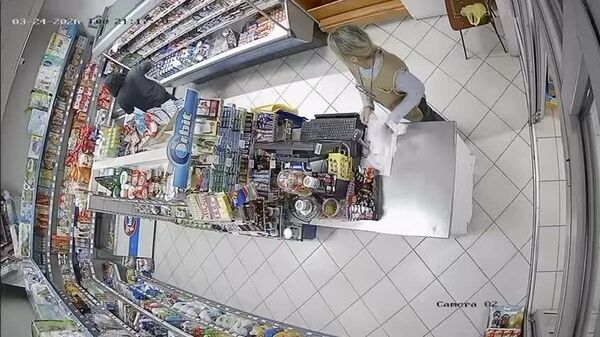 Une vendeuse en Bosnie-Herzégovine devient une héroïne des réseaux sociaux après avoir maîtrisé un braqueur armé à mains nues - Sputnik Afrique