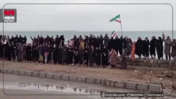 #viral | Hormuz Island Residents Form Massive Human Chain to Protect Territory - Sputnik Africa