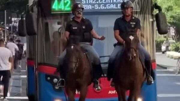 La dolce vita des transports en Italie: un bus suit la police qui papote - Sputnik Afrique