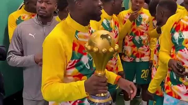 En plein cœur d’un imbroglio juridique, le Sénégal exhibe le trophée de la CAN 2025 au Stade de France - Sputnik Afrique